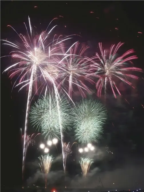  ?? ?? The Yomiuri Shimbun
Fireworks light up the night sky in Daisen, Akita Prefecture, during the Omagari National Fireworks Competitio­n on Saturday.