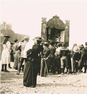  ??  ?? Roll up, roll up: children gather to giggle on the beach at Ilfracombe, Devon, in 1905