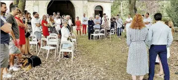  ?? - Crédits : MS ?? Parents et amis devant la chapelle