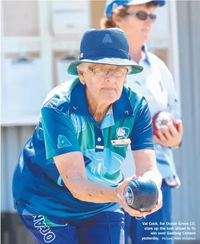  ?? Picture: MIKE DUGDALE ?? Val Cook, for Ocean Grove (2), sizes up the task ahead in its win over Geelong Cement yesterday.