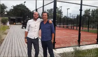  ??  ?? Adrien Clément et Florent Braun, amis de longue date, devant deux des trois pistes du Hubpadel de Grasse. (Photos M.L.M.)