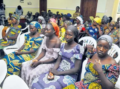  ??  ?? Wieder ließ die Terrormili­z Boko Haram einige Chibok-Mädchen (Archivbild) frei. Viele weitere tausend Frauen und Kinder wurden in den vergangene­n Jahren von der Terrormili­z gekidnappt.