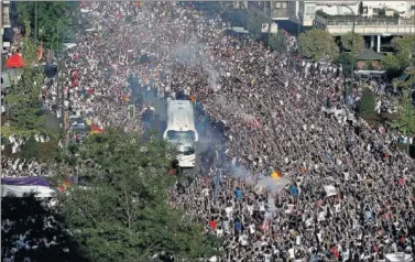  ??  ?? APOYO. La afición madridista colapsó la Plaza de los Sagrados Corazones ante el Wolfsburgo en 2016.