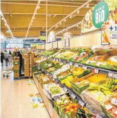  ?? FOTO: BRUNO LEVESQUE/IMAGO IMAGES ?? Ein Supermarkt in Pierrelaye, Frankreich: Dort müssen nun viele Obst- und Gemüsesort­en ohne Plastikhül­le auskommen.