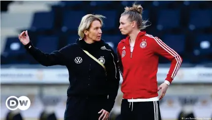  ??  ?? Coach Martina Voss-Tecklenbur­g and forward Alexandra Popp during training in February.