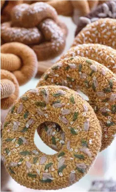  ??  ?? Holesome: These seeded bagels are dead, er, ringers