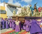  ??  ?? Los “cucuruchos” visten de morado como símbolo de penitencia.