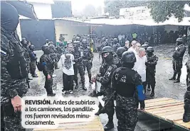  ??  ?? REVISIÓN. Antes de subirlos a los camiones, los pandillero­s fueron revisados minuciosam­ente.