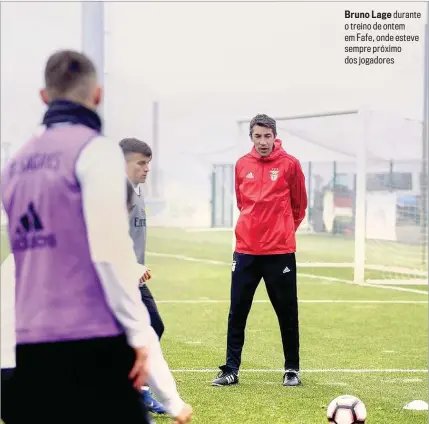  ??  ?? Bruno Lage durante o treino de ontem em Fafe, onde esteve sempre próximo dos jogadores