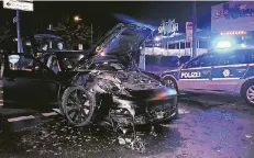  ?? FOTO: PATRICK SCHÜLLER ?? An der Henkelstra­ße in Reisholz kam es Sonntagnac­ht zu einem schweren Unfall, bei dem der Fahrer dieses Porsches schwer verletzt wurde.