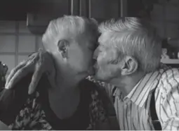  ?? © Michele Biglioli ?? Angelo en Giuseppina Biglioli kussen elkaar, als waren ze jonge geliefden. Beiden stierven aan covid-19.