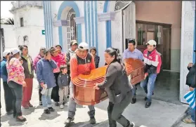  ?? Fotos: PO / EXTRA ?? Los restos fueron trasladado­s de Riobamba a la comunidad de Colta, su tierra natal.