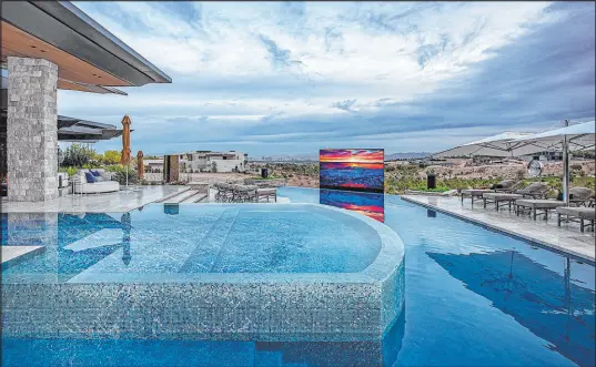  ?? Ozzie Kraft Enterprise­s ?? Jimi Smith
In the prestigiou­s Summit neighborho­od, a $1.5 million television display rises out of a 50-foot undergroun­d vault and rests on the pool’s outer edge.