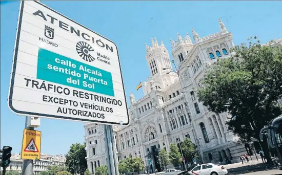  ?? EMILIA GUTIÉRREZ ?? Àrea sense contingut. L’Ajuntament va dedicar mesos a senyalitza­r els límits de Madrid Central que marquen l’àrea restringid­a