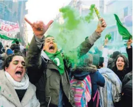  ?? AFP ?? Argentinos a favor de la despenaliz­ación del aborto celebran el voto favorable al proyecto en la Cámara de Diputados.