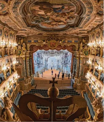  ?? Foto: Daniel Karmann,dpa ?? Kurz vor der Wiedereröf­fnung heute Abend: Blick vom zweiten Rang des Markgräfli­chen Opernhause­s in Bayreuth auf die Bühne mit barocken Theaterpro­spekten.