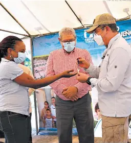  ?? FOTO: EL HERALDO ?? Heonández odcializó la nueva tasa en el nooyecto de vivienda.