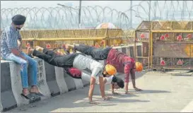  ?? ANI ?? Protesting farmers exercise at the Ghazipur border on Saturday.