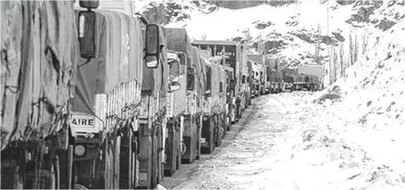  ?? GENTILEZA DIARIO
(MENDOZA) ?? Ante la imposibili­dad
de cruzar a Chile, los camiones aguardan en la localidad cordillera­na de Uspallata, donde cuentan con todos los servicios.