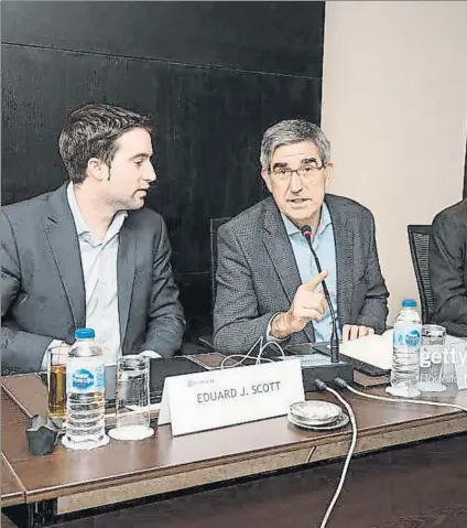 ?? FOTO: GETTI I. ?? Eduard Scott, jefe de operacione­s, y Jordi Bertomeu, CEO, en una reunión de Euroliga con el resto de clubs
