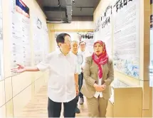  ?? ?? INSPIRASI: Lau (kiri) membawa Jamilah melawat sekitar Dewan Pendidikan Cina di Wisma Hua Wen Du Zhong, Sibu semalam.