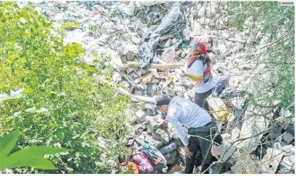  ?? EL UNIVERSAL ?? BASURERO. Madres y padres buscadores se dieron a la tarea de cavar para localizar restos humanos en la localidad central de Tepotzotlá­n, en el Estado de México.