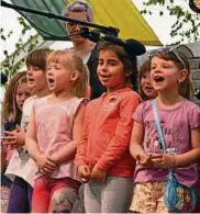  ??  ?? Die Johanniter-Kindergart­enkinder singen auf der Bühne im Festzelt. Cartfahren war ein neues Stadtfest-Angebot (oben).