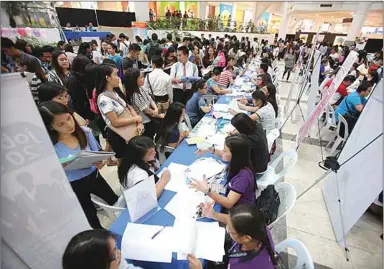  ??  ?? Aspirants are interviewe­d at a job fair in Glorietta in Makati City.