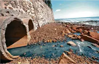  ?? 27.jul.2012/Folhapress ?? Esgoto sendo despejado ao mar, na praia da D’Areia, em São Luís, capital do Maranhão