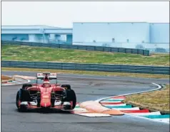  ??  ?? FIORANO. Raikkonen, con el Ferrari SF15-T en el circuito italiano.