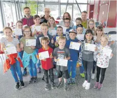  ?? FOTO: SZ ?? Die besten Schülerinn­en und Schüler werden mit Urkunden ausgezeich­net. Mit im Bild ( hinten von links): Tobias Buck, Heinz Langhorst- Stein, Katrin Schöllhorn und Rektor Klaus Flockerzie.