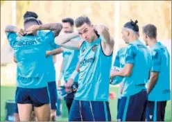  ??  ?? Los jugadores del Levante se preparan para iniciar un entrenamie­nto.