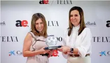  ?? ?? Ángela Pérez, vicepresid­enta de Health in Code, recibe el premio a la Mejor Empresaria Innovadora de Encarna Alcaide, de Caixabank.