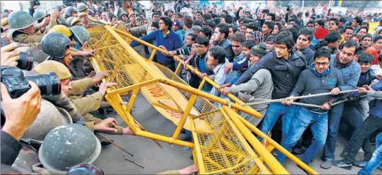  ?? RAJ K RAJ/ HT PHOTO ?? Protesters clashed with the police, breaking barricades at Jantar Mantar on Sunday, demanding speedy punishment to the accused in Delhi gangrape case.