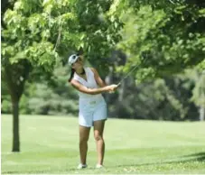  ?? GRAHAM PAINE/METROLAND MEDIA GROUP ?? Alanna Haynes chips onto the 10th fairway at the Oakville Golf Club, the venue of this week’s Toronto Star Women’s Amateur golf tournament.