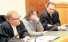  ?? FOTO: OLIVER SCHEPP ?? Die angeklagte 35-Jährige mit ihren Verteidige­rn Bernd Scheske (links) und Henning Cwik (rechts)