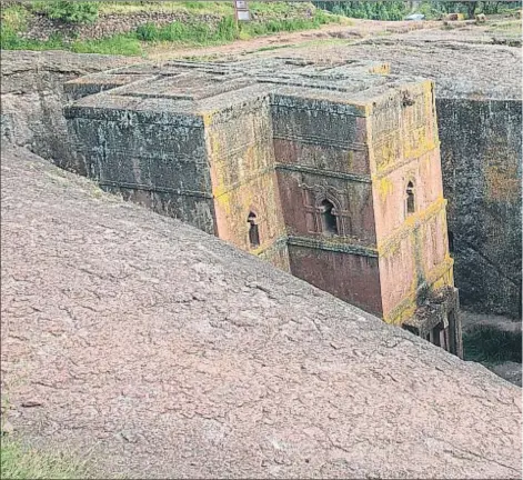  ??  ?? Tres jóvenes turistas locales, frente a una de las iglesias excavadas en la roca