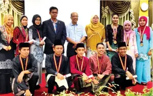  ??  ?? AMIRUL menerima Anugerah Medal di majlis anugerah diploma kelas pertama UTM.