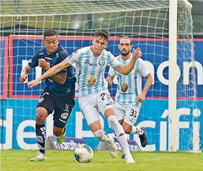  ?? ARCHIVO ?? kLucas Sosa (c), zaguero argentino que tramita su nacionaliz­ación como ecuatorian­o, es jugador de Emelec para este año.