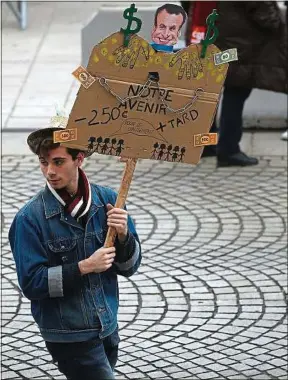  ??  ?? Un jeune homme manifeste à Marseille, le 5 décembre.