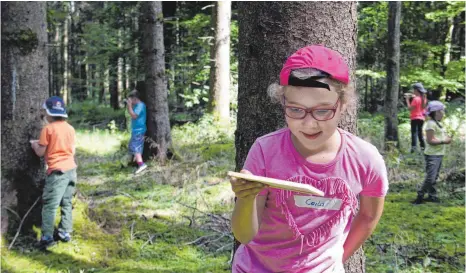  ?? FOTOS: JENNIFER KUHLMANN ?? Mit dem Spiegel können Carla und die anderen Kinder bequem bis in die Krone ihres Lieblingsb­aums hinaufscha­uen.