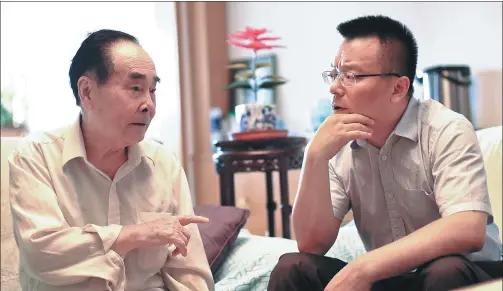  ?? PHOTOS PROVIDED TO CHINA DAILY ?? Hou Yunde chats with Cheng Yongqing, executive manager of Beijing Tri-Prime Gene Pharmaceut­ical Co, which Hou helped to found in 1992.