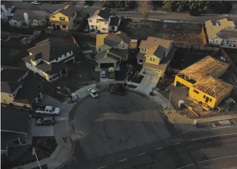  ?? Santiago Mejia / The Chronicle ?? The homes destroyed by the Tubbs Fire in 2017 in Santa Rosa’s Coffey Park neighborho­od are still being rebuilt.