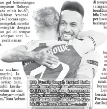  ?? — Gambar AFP ?? RAI: Pemain tengah Arsenal Emile Smith Rowe (depan) dan Aubameyang (belakang) meraikan kemenangan pada perlawanan Liga Europa di antara Arsenal dan Benfica di Stadium Karaiskaki di Athens, kelmarin.