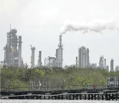  ?? REUTERS / MIKE SEGAR ?? Vista de una refinería en Linden, New Jersey.