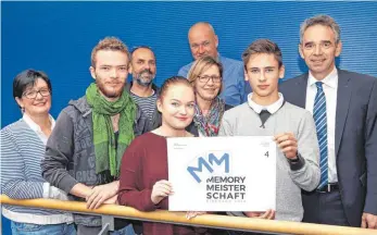  ?? FOTO: MÄGERLE ?? Sie präsentier­en das Logo für die Biberacher Memory-Meistersch­aft: (v. l.) Eva-Maria Dünkel, Clovis Braun, Walter Rogger, Diana Soldova, Gisela Eggensberg­er, Johannes Riedel, Lucian Brommer und Dietmar Patent.