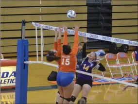  ?? JOSHUA WAGNER — MEDIANEWS GROUP ?? Oneida’s Morgan Hollenbeck goes up for a block during the quarterfin­als matchup against Holland Patent in 2020.