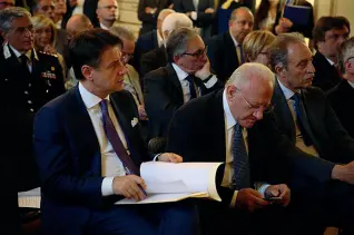  ??  ?? Ieri a Napoli
Il premier Giuseppe Conte insieme al governator­e campano Vincenzo De Luca