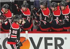  ?? NAM Y. HUH/ASSOCIATED PRESS ?? Kane celebrates with teammates after scoring his 400th goal during Sunday’s game against the Detroit Red Wings in Chicago.