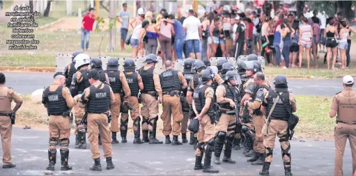  ?? Fotos: Marcos Zanutto ?? A cada movimentaç­ão no prédio, familiares de detentos cobravam respostas das autoridade­s